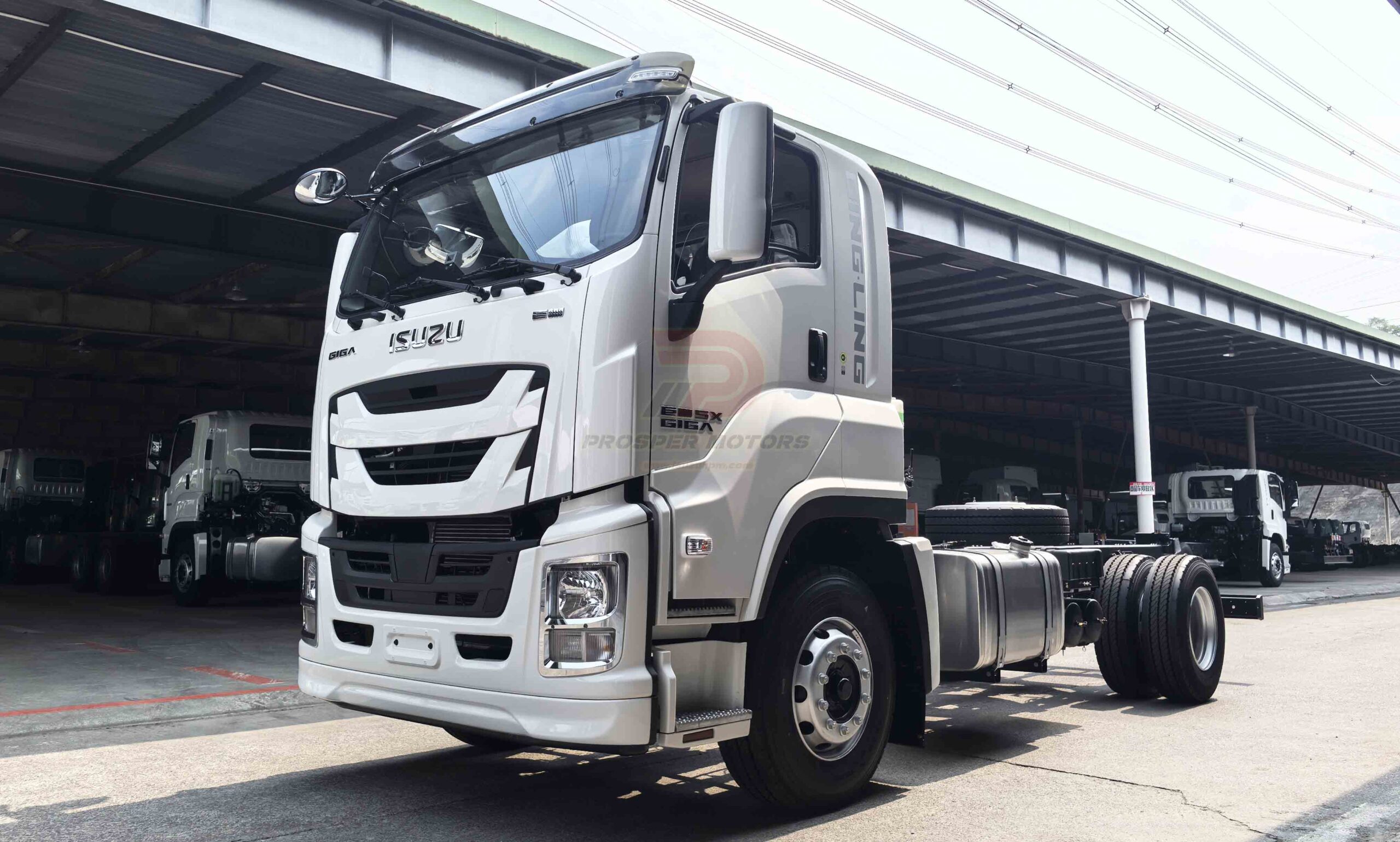 Guida ai camion con telaio Isuzu: modelli ELF, FRR e GIGA per ogni settore
